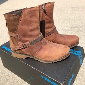 NWB Teva De La Vina brown boots